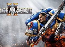 Обложка игры Warhammer 40,000: Space Marine 2, на которой изображен космодесантник в синей броне с цепным мечом и болтером на фоне серого дымного неба