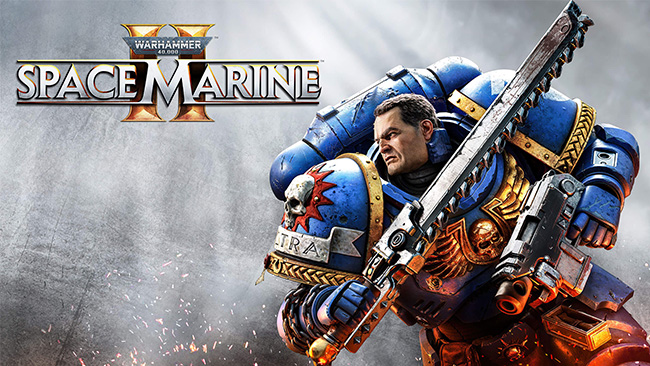 Обложка игры Warhammer 40,000: Space Marine 2, на которой изображен космодесантник в синей броне с цепным мечом и болтером на фоне серого дымного неба