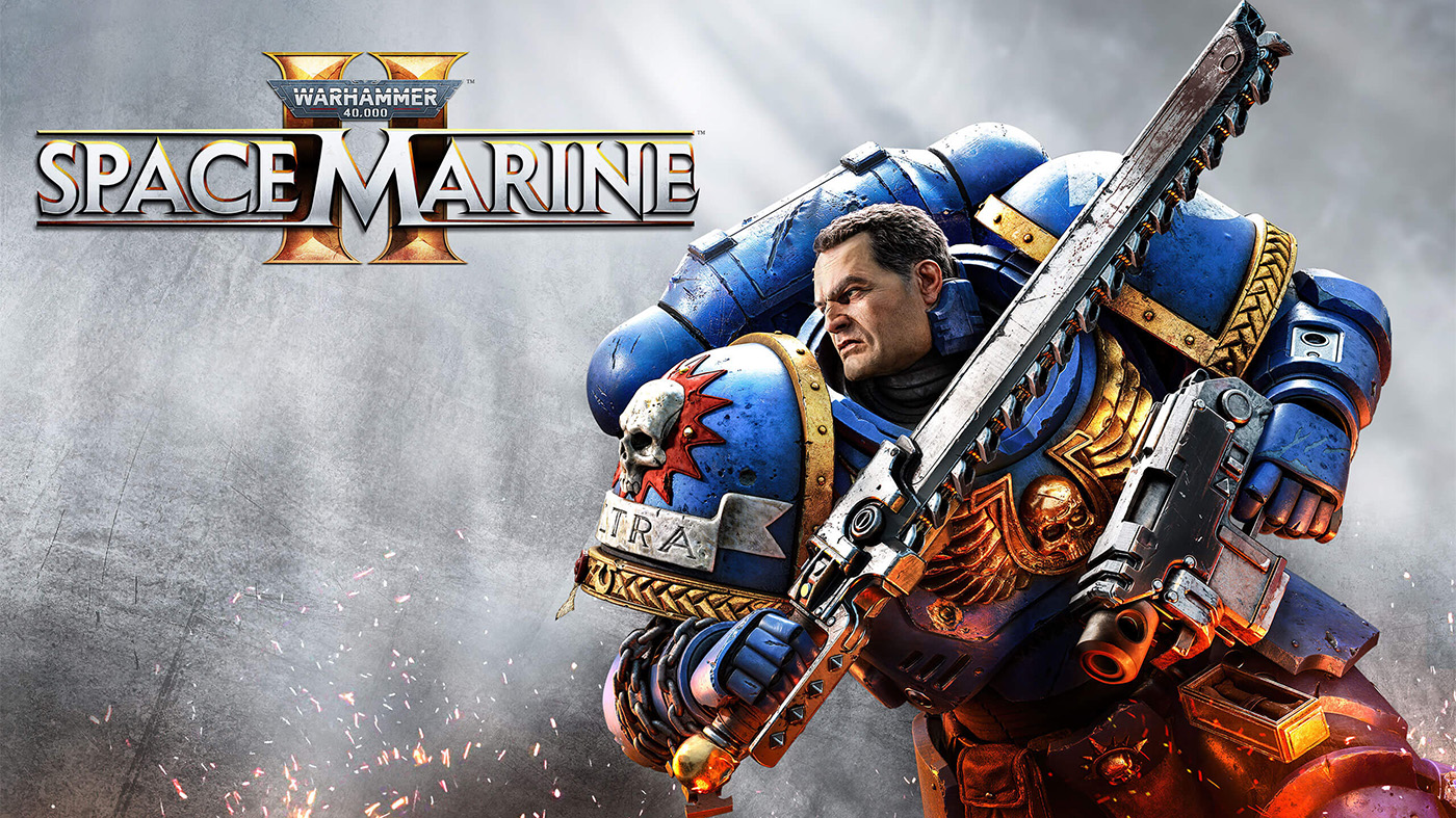 Обложка игры Warhammer 40,000: Space Marine 2, на которой изображен космодесантник в синей броне с цепным мечом и болтером на фоне серого дымного неба